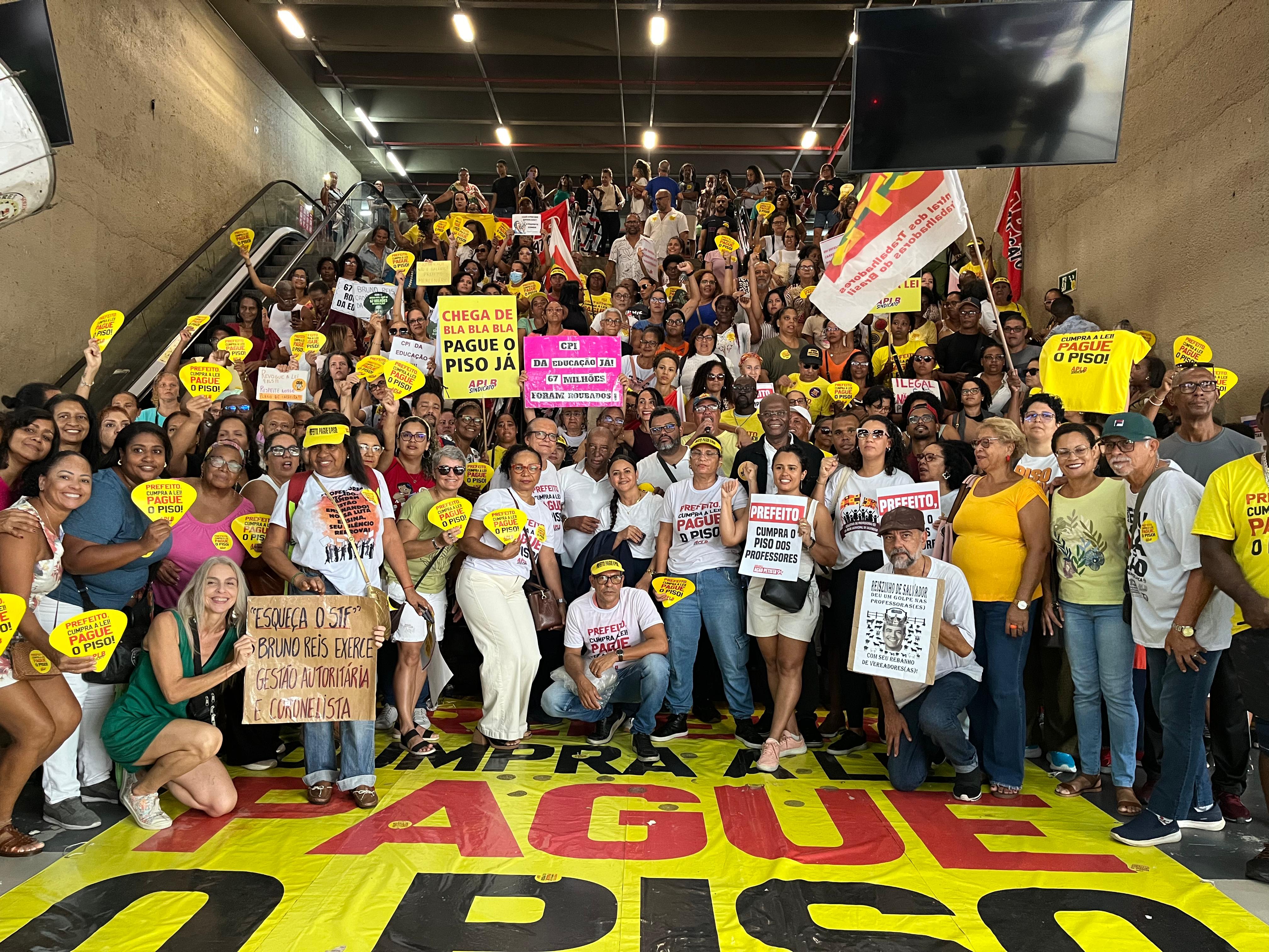 De acordo com os professores, essa lei foi aprovada sem audiência pública e "atropelou" o debate democrático