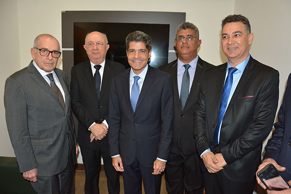 O ex-prefeito de Salvador ACM Neto (União Brasil) e o ex-senador ACM Júnior foram homenageados pela Câmara de Feira de Santana O ex-prefeito de Salvador ACM Neto (União Brasil) e o ex-senador ACM Júnior foram homenageados pela Câmara de Feira de Santana