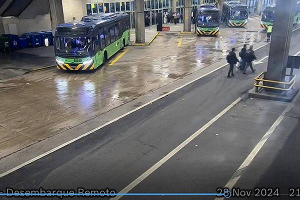 Agente da Polícia Federal conduz em área restrita do aeroporto de Congonhas (SP) investigados sob suspeita de fraude no INSS Agente da Polícia Federal conduz em área restrita do aeroporto de Congonhas (SP) investigados sob suspeita de fraude no INSS