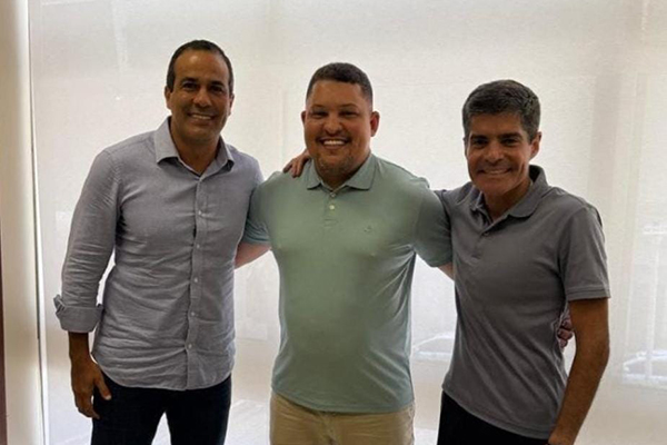 O prefeito Bruno Reis, o vereador de Teixeira de Freitas Jonatas Santos e o vice-presidente do União Brasil, ACM Neto