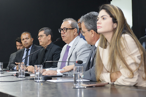 Ao centro, o presidente da Câmara de Vereadores de Salvador, Carlos Muniz (PSDB)