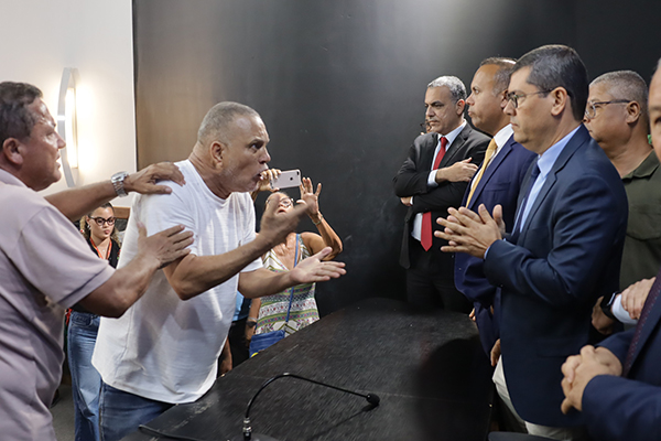 Centro de Cultura da Câmara Municipal de Salvador foi invadido por sindicalistas contra o percentual de reajuste dos servidores municipais
