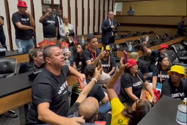 Membros do Sintaj invadiram o plenário da Assembleia Legislativa da Bahia na terça-feira (27) Membros do Sintaj invadiram o plenário da Assembleia Legislativa da Bahia na terça-feira (27)