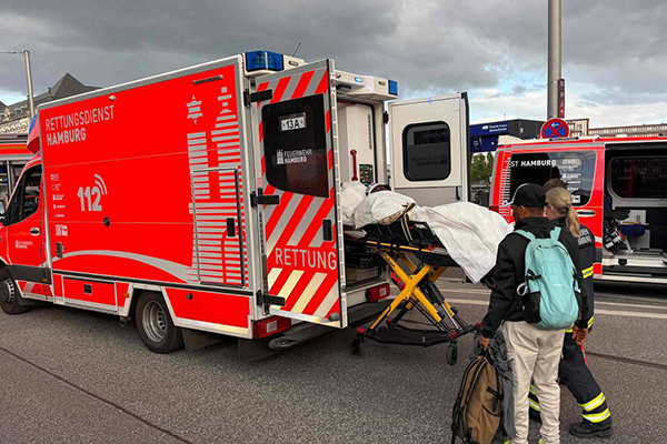 Homem é removido para ambulância nas proximidades da estação de central de Hamburgo, no norte da Alemanha