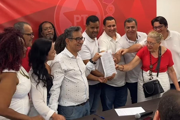 Com apoio de Jaques Wagner, Tássio Brito inscreveu candidatura nesta sexta-feira (9)