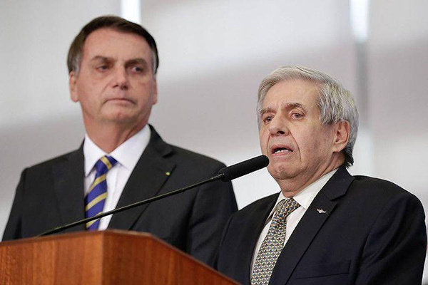 General e ex-ministro do GSI (Gabinete de Segurança Institucional) Augusto Heleno ao lado do ex-presidente Jair Bolsonaro (PL)