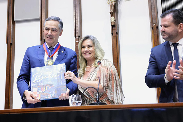 O presidente do STF, ministro Luís Roberto Barroso, recebeu nesta sexta-feira (23) a Comenda 2 de Julho e o título de cidadão baiano