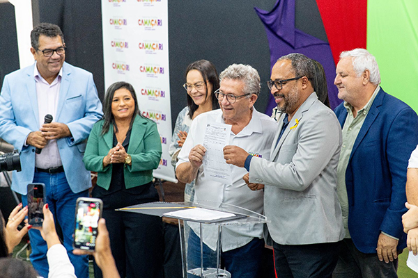 O prefeito de Camaçari, Luiz Caetano (PT), assinou a ordem de serviço para a contratação da empresa de transporte O prefeito de Camaçari, Luiz Caetano (PT), assinou a ordem de serviço para a contratação da empresa de transporte