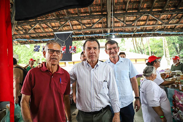 Ministro Luiz Marinho (centro) visita Feira da Reforma Agrária em São Paulo, promovida pelo MST Ministro Luiz Marinho (centro) visita Feira da Reforma Agrária em São Paulo, promovida pelo MST