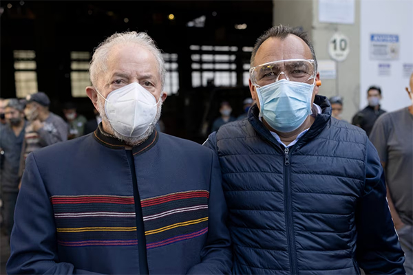 Arildo Lopes, presidente da ONG, com Lula, em 2021