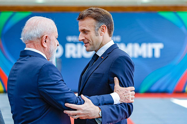 O presidente do Brasil, Luiz Inácio Lula da Silva, cumprimenta o presidente francês, Emmanuel Macron
