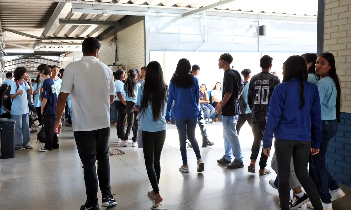 Aluno deve ter frequência mínima de 80% para receber benefício Aluno deve ter frequência mínima de 80% para receber benefício