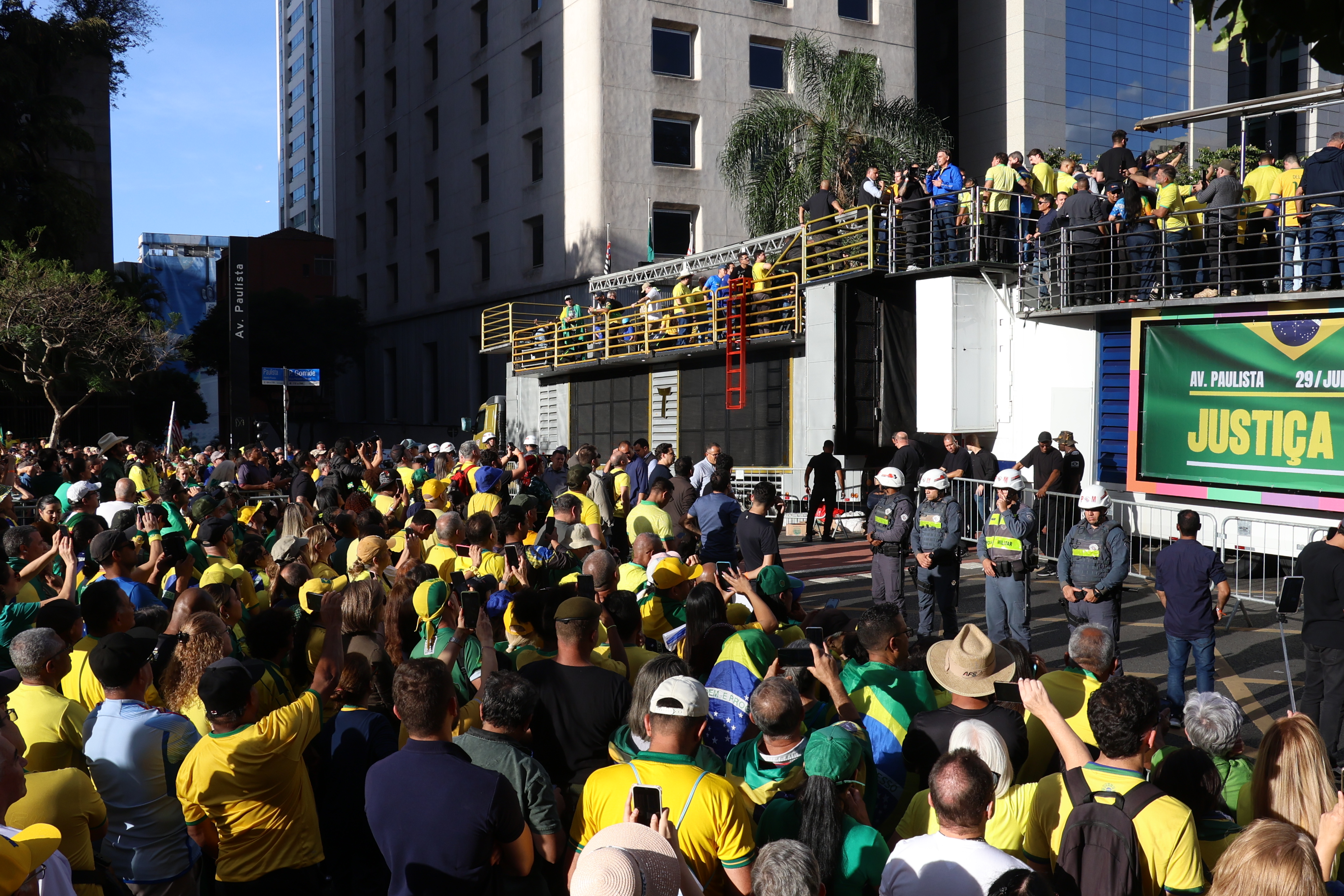 Manifestação acontece após Alexandre de Moraes determinar uso de tornozeleira a Bolsonaro 