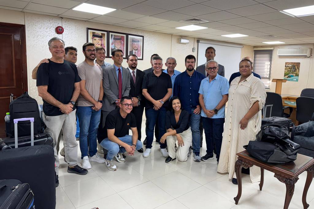Grupo de 12 autoridades brasileiras na embaixada do Brasil na Jordânia