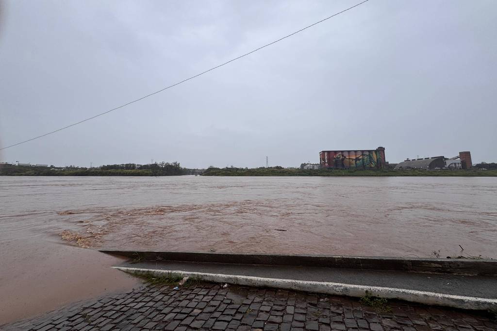 Rio Taquari ultrapassou a cota de inundação nesta quarta-feira (18) em Lajeado Rio Taquari ultrapassou a cota de inundação nesta quarta-feira (18) em Lajeado
