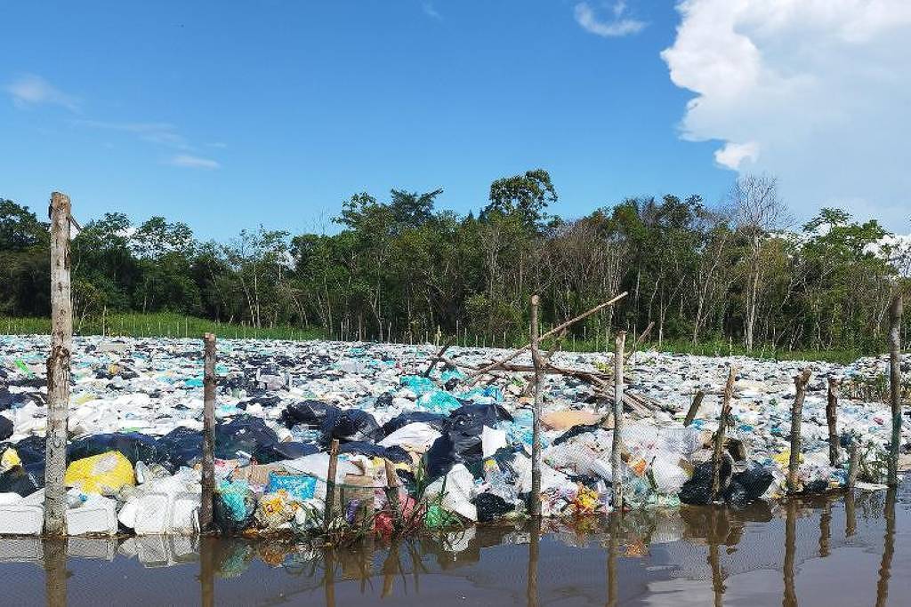Lixão flutuante no vilarejo de Islândia, em território peruano, que causa poluição de afluente do rio Amazonas