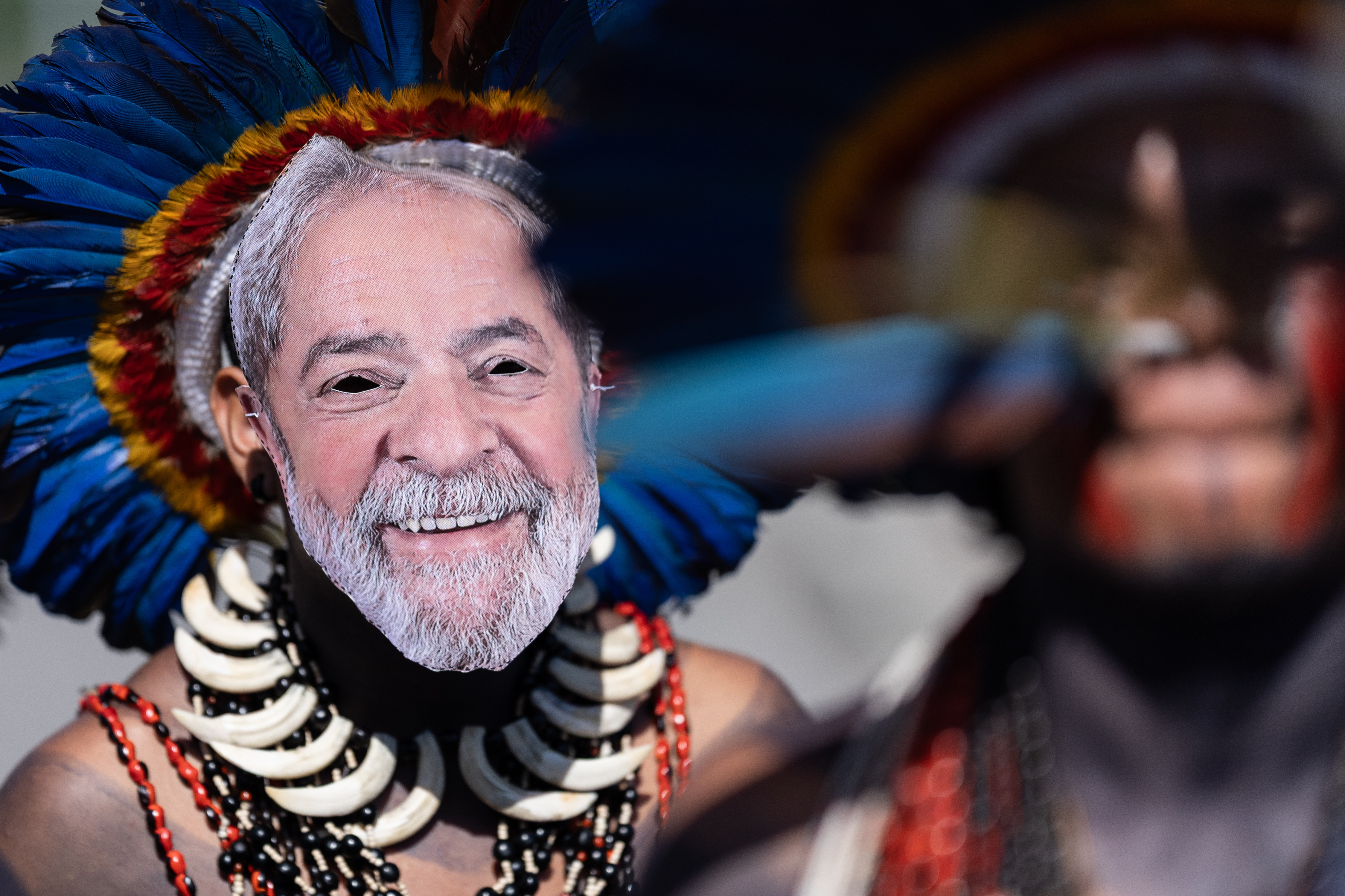 Indígena protesta com máscara do presidente Lula, no Rio de Janeiro, contra leilão de áreas de exploração de petróleo