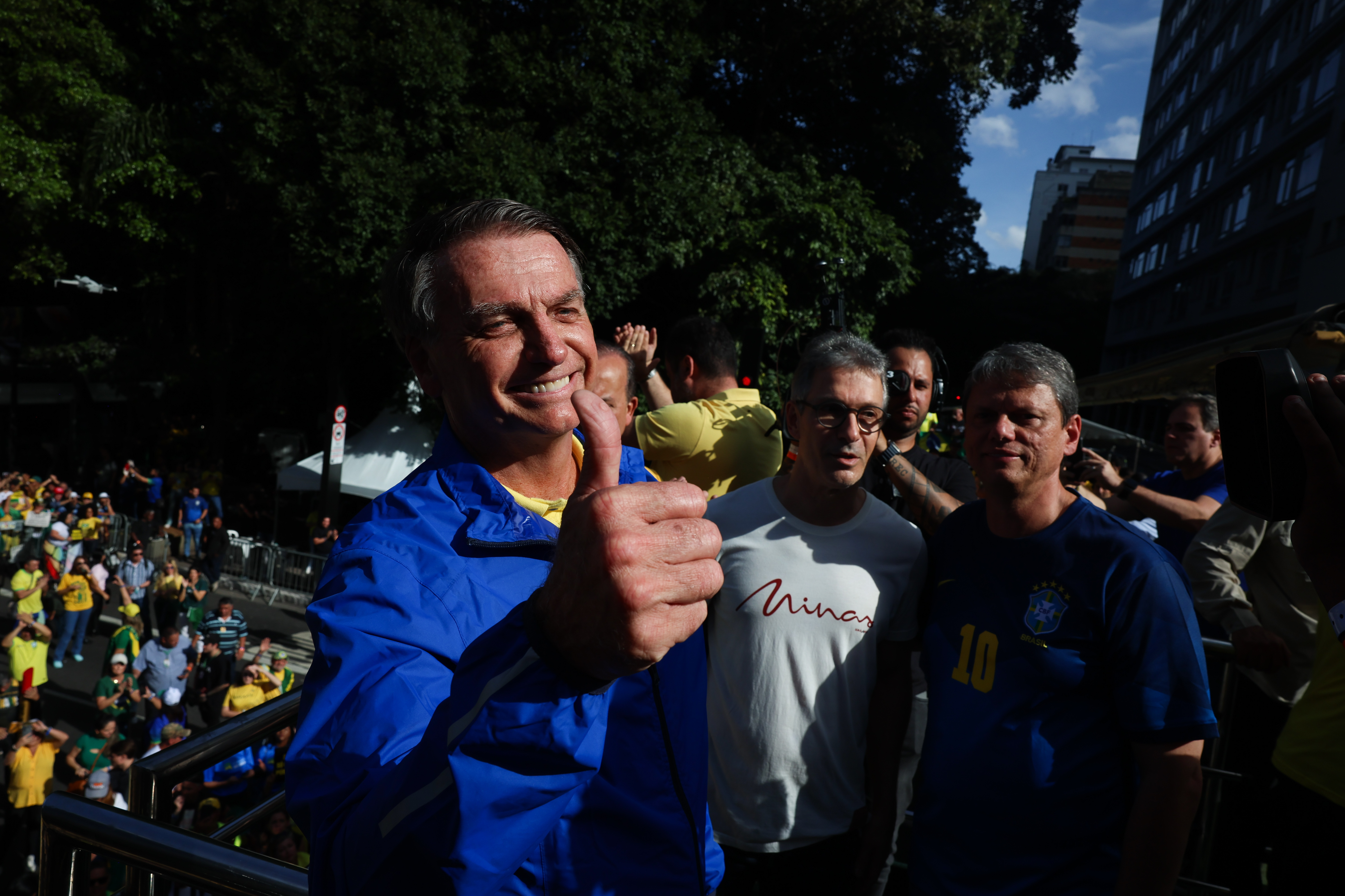Jair Bolsonaro, com Romeu Zema e Tarcísio de Freitas na Paulista neste domingo Jair Bolsonaro, com Romeu Zema e Tarcísio de Freitas na Paulista neste domingo