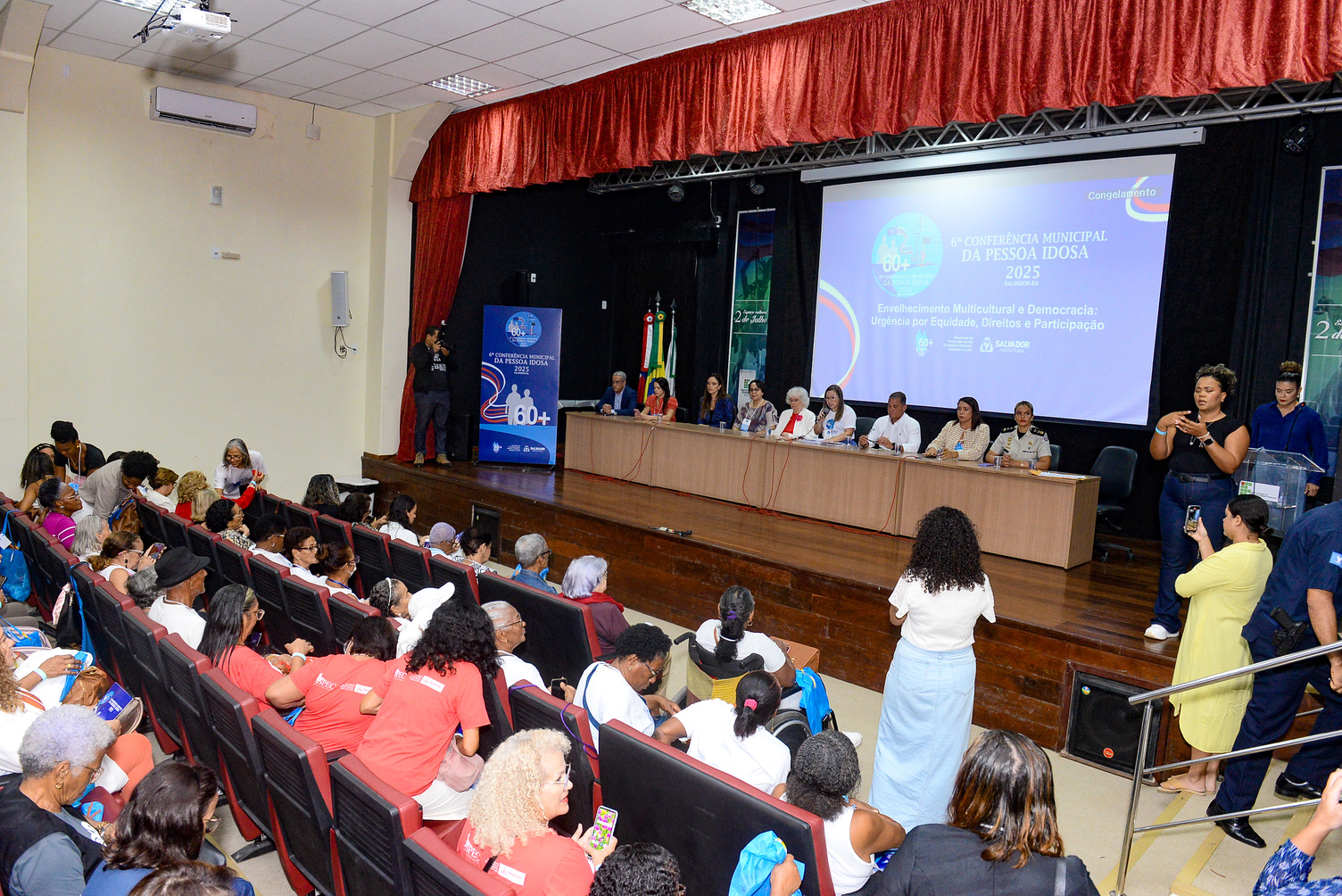 O evento reúne autoridades, especialistas, idosos e profissionais que atuam no cuidado, proteção e na garantia de direitos das pessoas na terceira idade