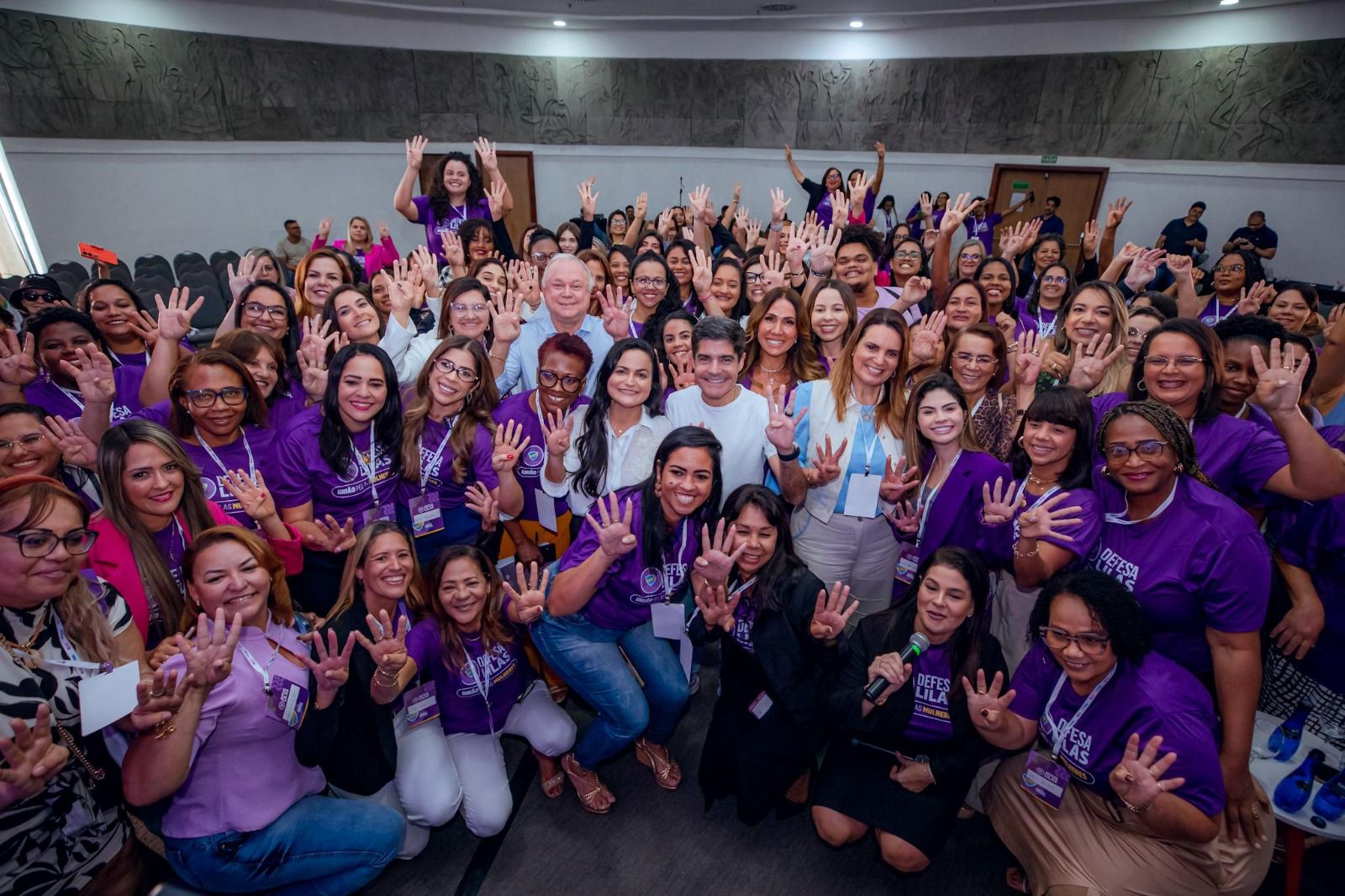 O Defesa Lilás é um programa que busca promover e difundir a participação política das mulheres, com foco na formação de lideranças em todo o Brasil O Defesa Lilás é um programa que busca promover e difundir a participação política das mulheres, com foco na formação de lideranças em todo o Brasil