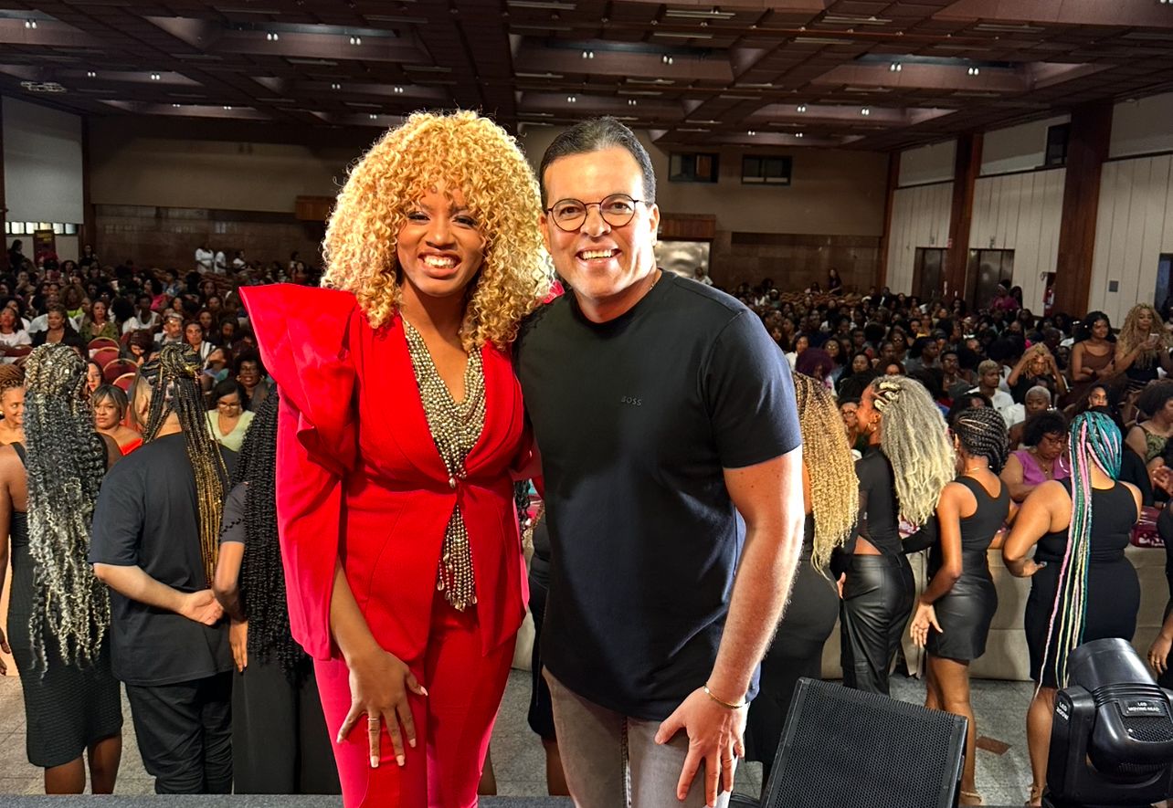 Ricardo Almeida ao lado da influencer e trancista Anna Telles Ricardo Almeida ao lado da influencer e trancista Anna Telles