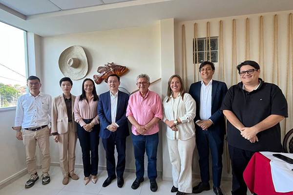O prefeito de Camaçari, Luiz Caetano, recebeu nesta quarta-feira (18) o CEO da BYD no Brasil, Tyler Li, em almoço em Camaçari