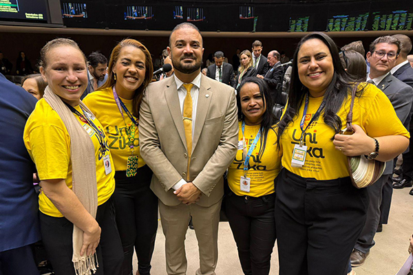 O deputado federal Capitão Alden (PL) com mães de crianças com microcefalia O deputado federal Capitão Alden (PL) com mães de crianças com microcefalia