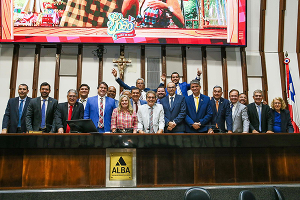 Deputados estaduais posam para foto após sessão plenária desta terça-feira (17)