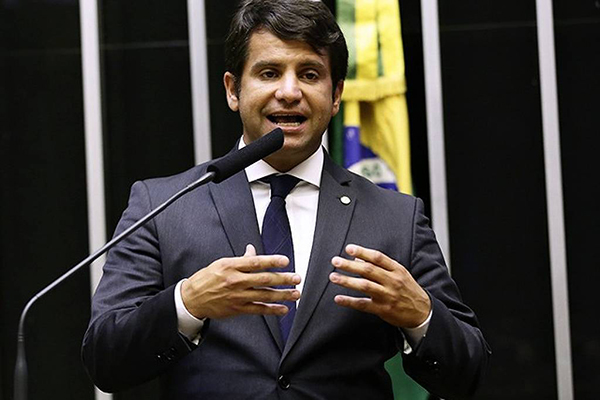 O líder do PP na Câmara, Dr. Luizinho, discursa na Câmara dos Deputados