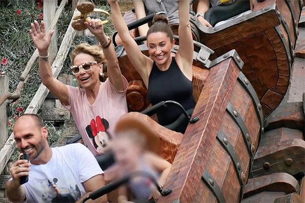 Deputado Eduardo Bolsonaro (PL), sua mãe, Rogéria Bolsonaro, e sua esposa, Heloísa Bolsonaro, durante viagem à Disney