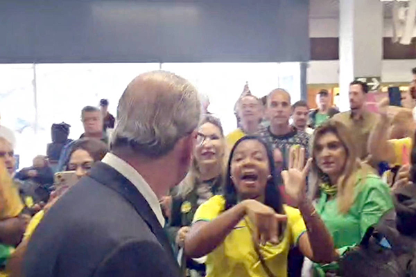 Eduardo Cunha é chamado de ladrão por bolsonarista em aeroporto de BH Eduardo Cunha é chamado de ladrão por bolsonarista em aeroporto de BH