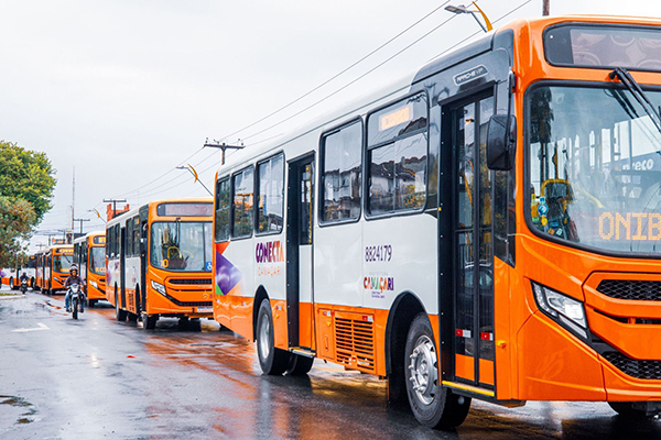 Veículos do novo sistema emergencial de transporte público em Camaçari