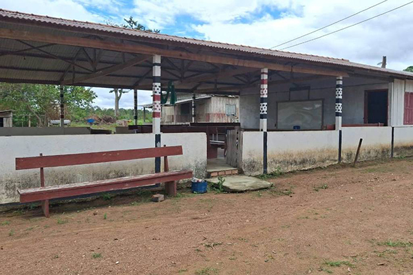 Galpão de associação dos tenharins, no sul do Amazonas, improvisado como sala de aula e sem professores ao longo de 2024 e 2025 Galpão de associação dos tenharins, no sul do Amazonas, improvisado como sala de aula e sem professores ao longo de 2024 e 2025