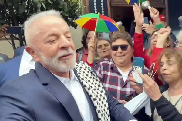 Presidente Lula recebe lenço que simboliza apoio a palestinos na chegada a hotel em Paris e o coloca no ombro Presidente Lula recebe lenço que simboliza apoio a palestinos na chegada a hotel em Paris e o coloca no ombro