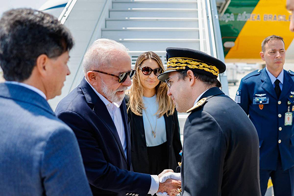 O presidente Lula (PT) e a primeira-dama Rosângela da Silva, Janja, desembarcam em Nice, no sul da França, neste sábado (7) O presidente Lula (PT) e a primeira-dama Rosângela da Silva, Janja, desembarcam em Nice, no sul da França, neste sábado (7)