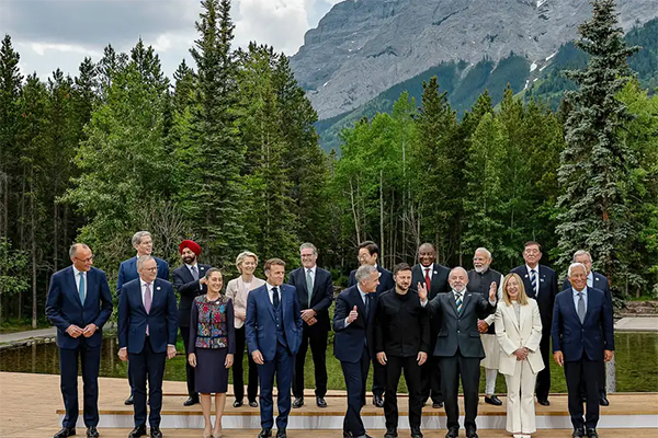 Foto dos representantes dos países membros e convidados à cúpula do G7