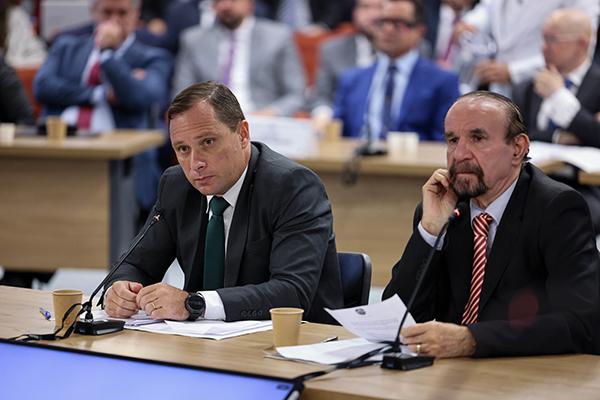 À esquerda, o tenente-coronel Mauro Cid, ex-ajudante de ordens da Presidência no governo Jair Bolsonaro (PL)
