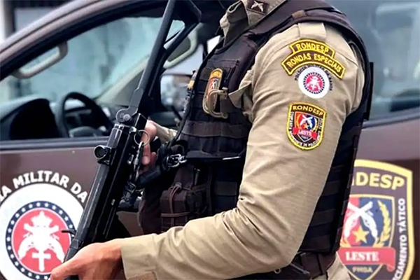 Policial militar ao lado de uma viatura em Salvador Policial militar ao lado de uma viatura em Salvador