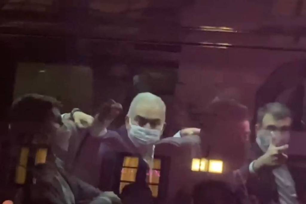 Marcelo Queiroga, mostra o dedo para manifestantes em comitiva de Jair Bolsonaro em Nova York em setembro de 2021 Marcelo Queiroga, mostra o dedo para manifestantes em comitiva de Jair Bolsonaro em Nova York em setembro de 2021