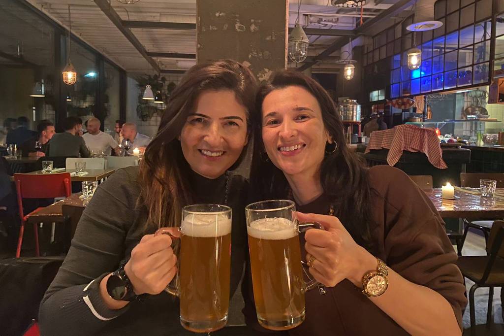 As brasileiras Jeanne Paollini e Kátyna Baía, após libertação na Alemanha As brasileiras Jeanne Paollini e Kátyna Baía, após libertação na Alemanha