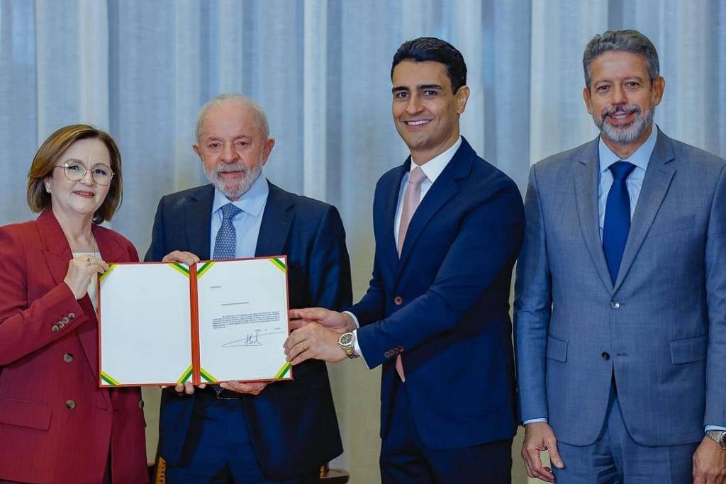 O presidente Lula, o prefeito de Maceió, JHC, o ex-presidente da Câmara Arthur Lira e a procuradora Marluce Bezerra, indicada pelo petista para uma vaga no STJ O presidente Lula, o prefeito de Maceió, JHC, o ex-presidente da Câmara Arthur Lira e a procuradora Marluce Bezerra, indicada pelo petista para uma vaga no STJ