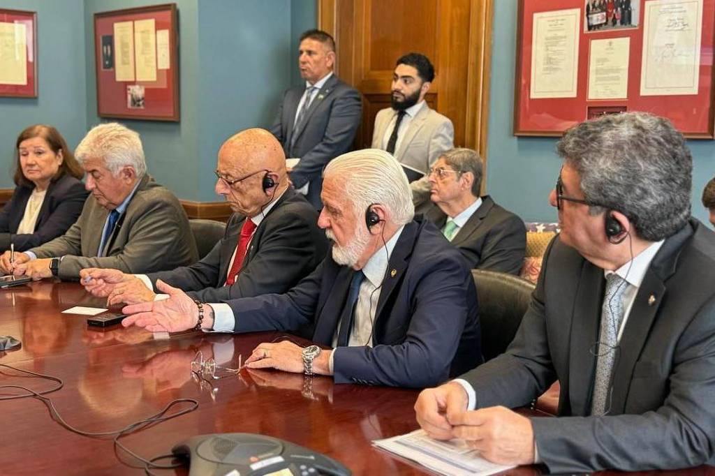 O senador Astronauta Marcos Pontes (2º a partir da esquerda), em reunião com com colegas que foram aos EUA O senador Astronauta Marcos Pontes (2º a partir da esquerda), em reunião com com colegas que foram aos EUA