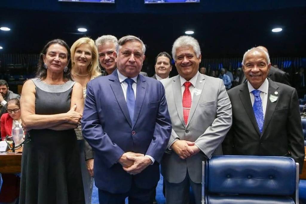 O senador Izalci Lucas ao lado de Adriano Marrocos (de terno cinza) durante sessão solene no Senado Federal O senador Izalci Lucas ao lado de Adriano Marrocos (de terno cinza) durante sessão solene no Senado Federal