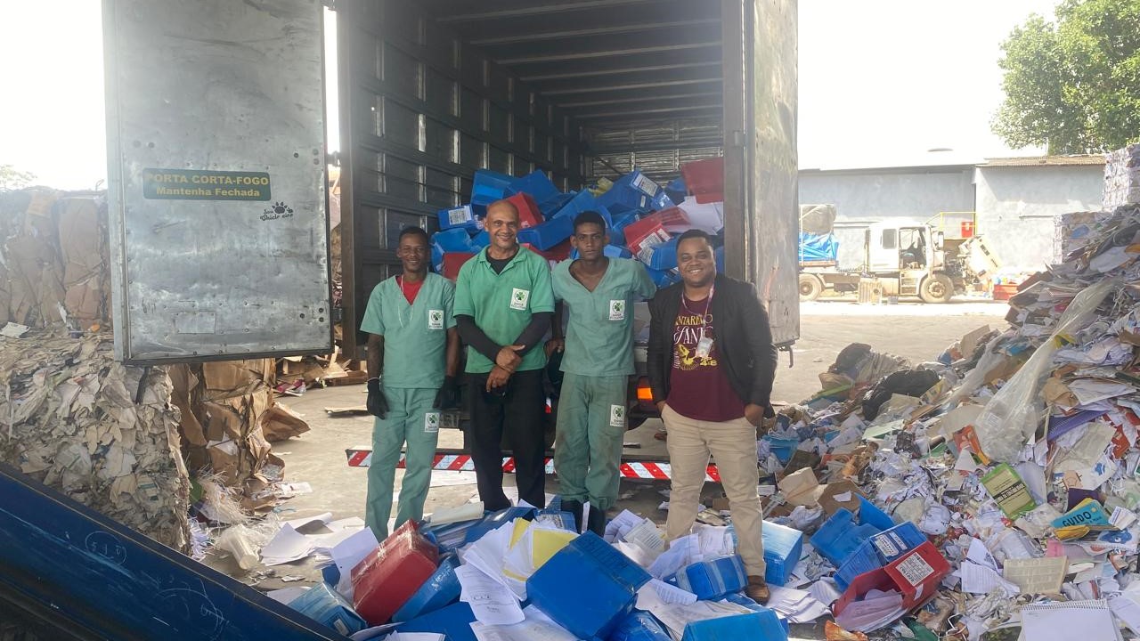 A ação foi realizada pela Cooperativa de Reciclagem de Lixo (COOPERLIX) A ação foi realizada pela Cooperativa de Reciclagem de Lixo (COOPERLIX)