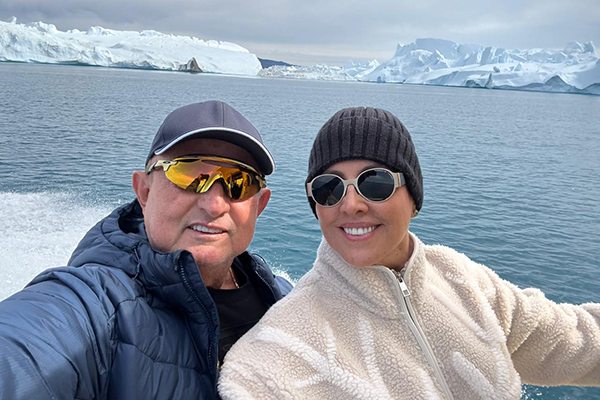 O deputado estadual Adolfo Menezes (PSD) com a esposa Denise Menezes em viagem à Groenlândia
