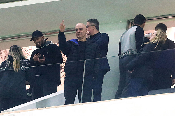 Ministro Alexandre de Moraes faz gesto obsceno no camarote da Neoquímica Corinthians Ministro Alexandre de Moraes faz gesto obsceno no camarote da Neoquímica Corinthians