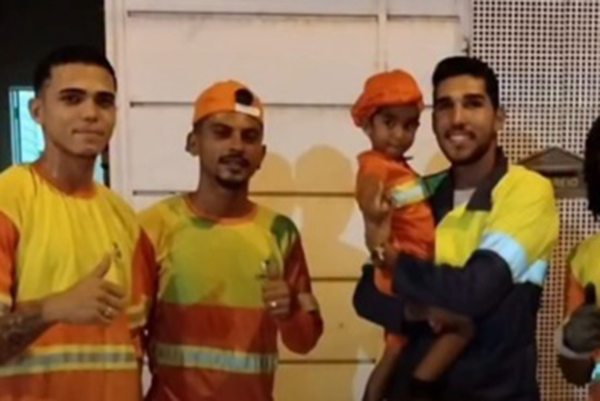 O pequeno Antony Lorezo, de apenas 3 anos, com trabalhadores de limpeza de Juazeiro O pequeno Antony Lorezo, de apenas 3 anos, com trabalhadores de limpeza de Juazeiro