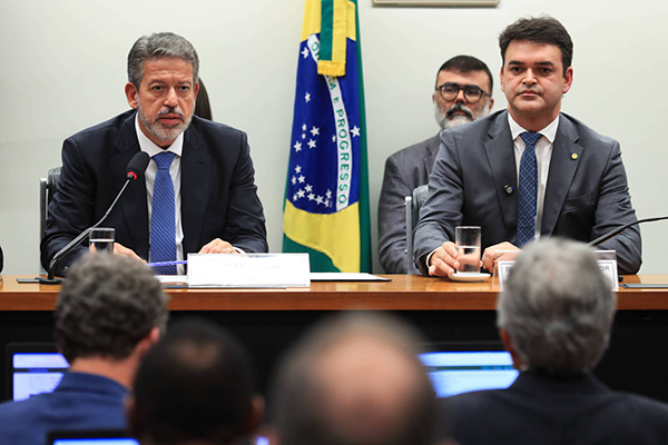 Deputado federal Arthur Lira (PP-AP), relator do projeto de lei do Imposto de Renda, e o presidente da comissão especial, Rubens Pereira Jr (PT-MA) Deputado federal Arthur Lira (PP-AP), relator do projeto de lei do Imposto de Renda, e o presidente da comissão especial, Rubens Pereira Jr (PT-MA)