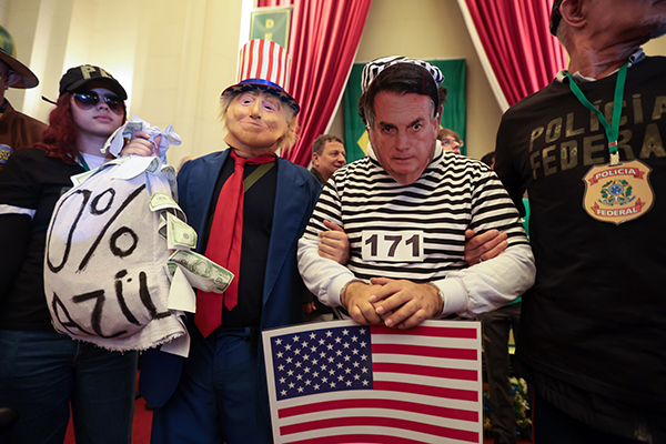 Manifestantes vestidos de Jair Bolsonaro e Donald Trump em ato na Faculdade de Direito da USP Manifestantes vestidos de Jair Bolsonaro e Donald Trump em ato na Faculdade de Direito da USP