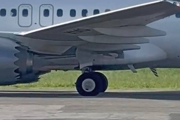 Avião da Gol com a rodas afundadas no asfalto no aeroporto de Fernando de Noronha